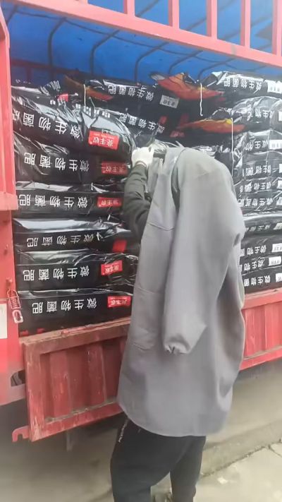 生物有机菌肥 眉县猕猴桃基地卸车中